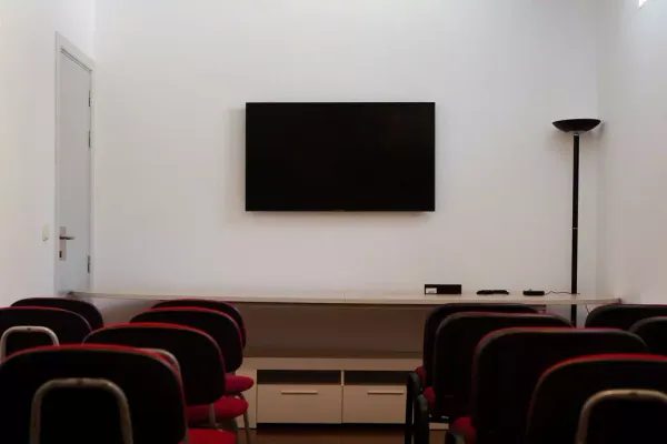 Sala común con televisión