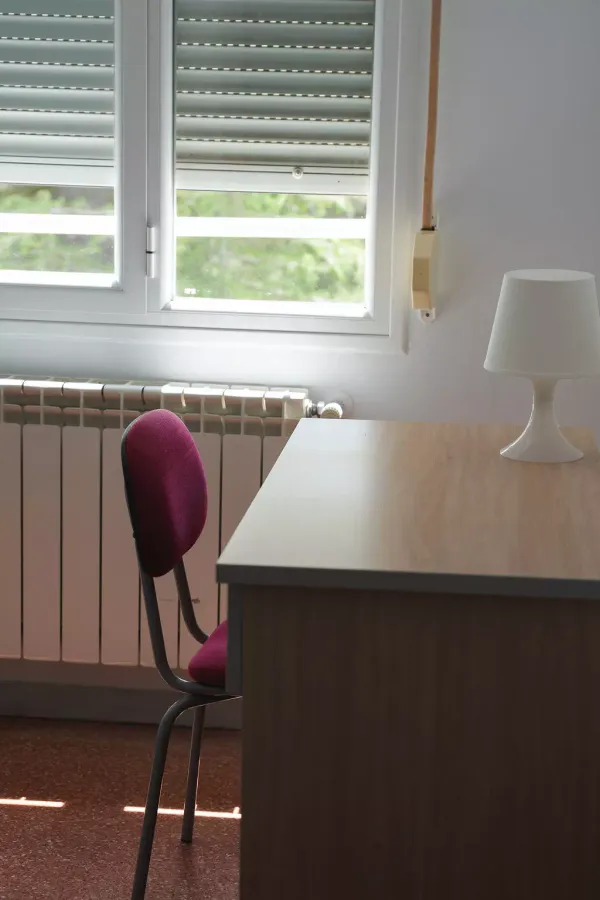 Habitación con escritorio