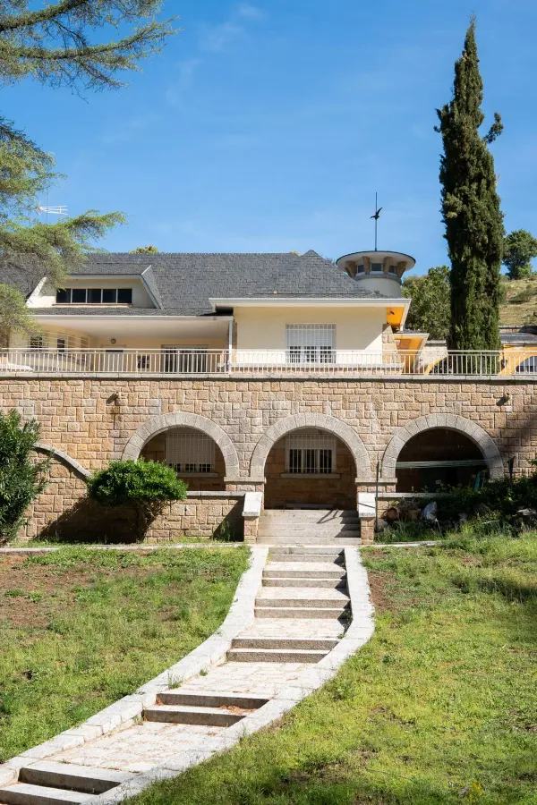 Exterior del centro con arcos y jardín