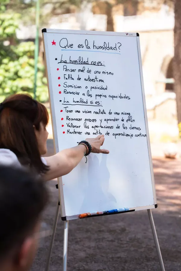 Sesión de grupo en el exterior de la comunidad terapéutica